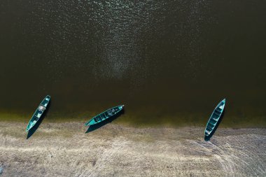 Volga Nehri Deltası kıyısında balıkçı tekneleri. Havadan.