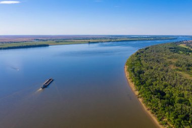 Bir mavna ya da kargo gemisi Astrakhan yakınlarındaki Volga Nehri 'nin yukarısına gidiyor. Hava fotoğrafçılığı