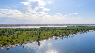 İlkbaharda Astrakhan bölgesindeki nehirlerin hava manzarası.