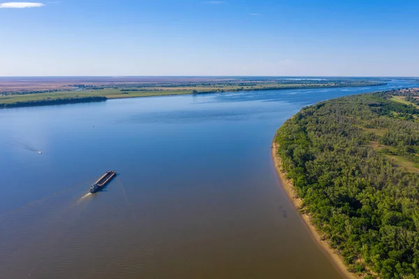 Una barcaza o buque de carga seca va aguas arriba del río Volga, cerca de Astracán. Fotografía aérea — Foto de Stock