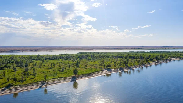 Tavasszal az asztrahán régió folyóinak légi panorámája. — Stock Fotó