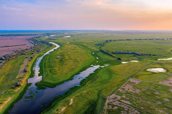 夏季Astrakhan地区河流的空中全景 免版税图库图片