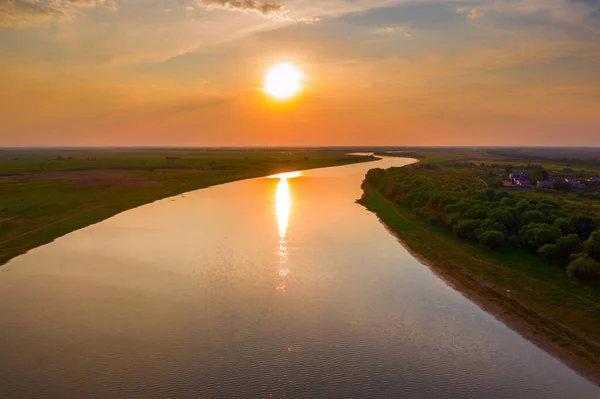 Panorama del fiume Akhtuba nella regione di Astrakhan. Tramonto sul laghetto. — Foto Stock