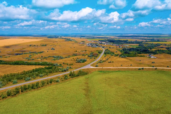 Camino entre campos rurales — Foto de Stock