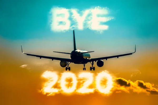 Літак летить на відстань. Хмарний напис - GOODBYE 2020 — стокове фото