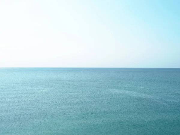 Blue ocean. Small waves. A direct horizon and an immense distance. Clear, blue sky. There is not a single cloud. — Stock Photo, Image