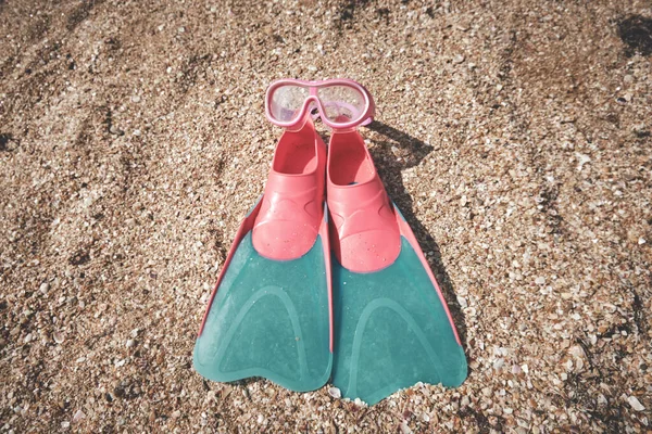 A snorkeling mask and baby flippers on the beach sand. — Stock Photo, Image