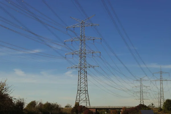 高電圧送電線の柱と雲のある青空 — ストック写真