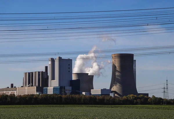 Centrale Elettrica Marrone Cole Industria Energetica Sul Paesaggio Agricolo Estate — Foto Stock