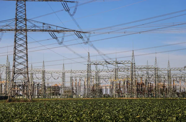 高電圧送電線の柱と雲のある青空 — ストック写真