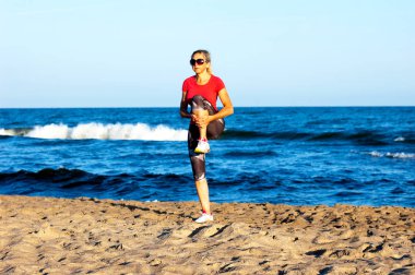 Genç güzel sporcumuz plajda egzersizleri yapıyor