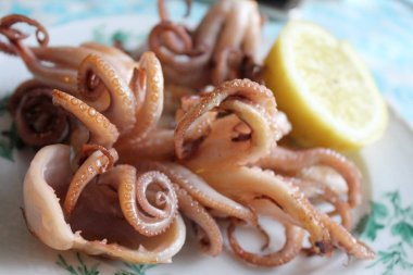     Bebek ahtapot ve bir çanak limon 