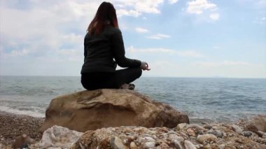 Gyan mudra buzlu kadında. Deniz arka plan gibi. HD video