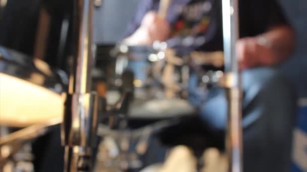 Schlagzeuger Spielt Ein Muster Gebläut Der Schlagzeuger Ist Unscharf — Stockvideo