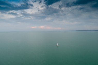 Bulut gökyüzü ile Lake Balaton içinde beyaz Yelkenli tekne
