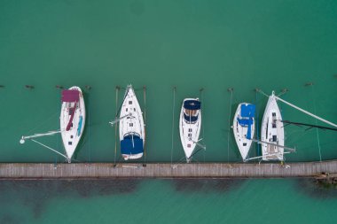 Balaton Gölü, dron üstten görünüm içinde beyaz Yelkenli tekneler