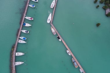 Balaton Gölü, dron üstten görünüm içinde beyaz Yelkenli tekneler