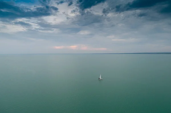 Barca Vela Bianca Nel Lago Balaton Con Cielo Nuvoloso — Foto Stock