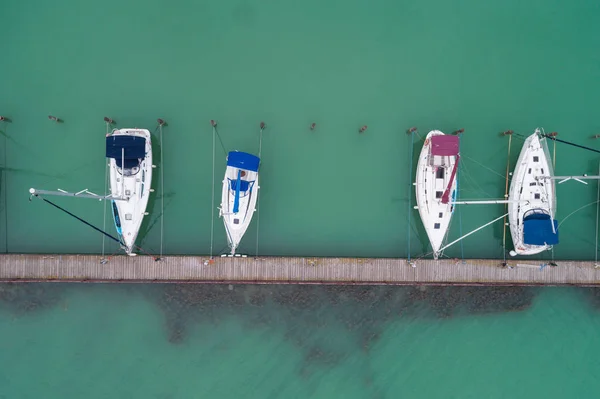 Fehér Vitorlások Balatonban Drone Felülnézet — Stock Fotó