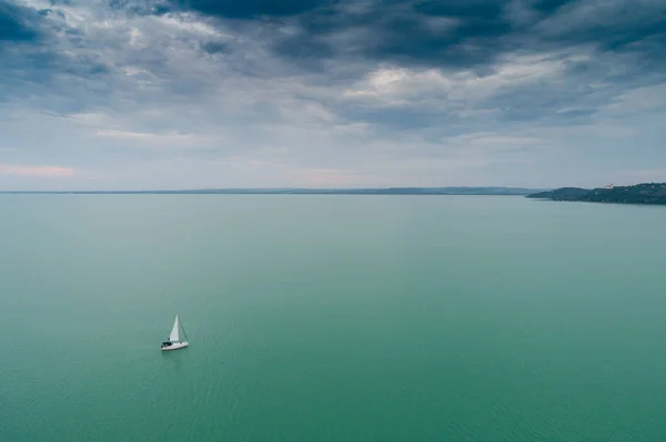 白色帆船在巴拉顿湖湖与云彩天空 — 图库照片