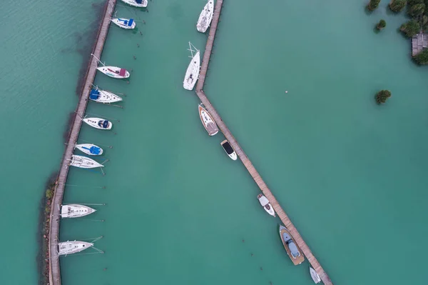 Fehér Vitorlások Balatonban Drone Felülnézet — Stock Fotó