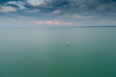Bulut gökyüzü ile Lake Balaton içinde beyaz Yelkenli tekne