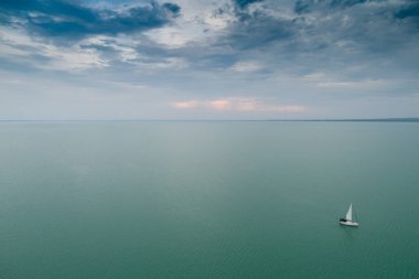 Bulut gökyüzü ile Lake Balaton içinde beyaz Yelkenli tekne