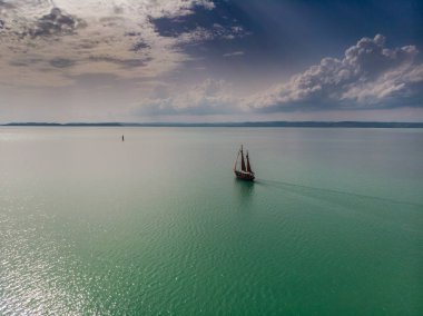 Balaton Gölü durağındayım piratel gemisiyle