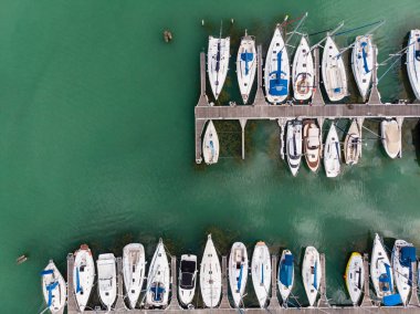 Balaton Gölü, dron üstten görünüm içinde beyaz Yelkenli tekneler