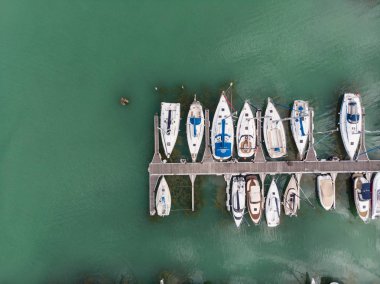 Balaton Gölü, dron üstten görünüm içinde beyaz Yelkenli tekneler