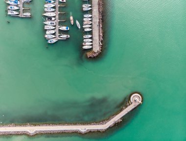 Balaton Gölü, dron üstten görünüm içinde beyaz Yelkenli tekneler