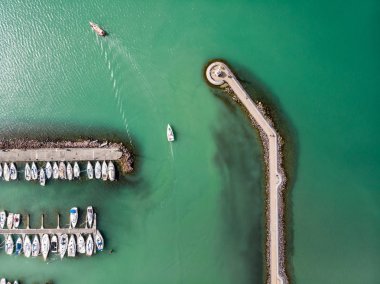 Balaton Gölü, dron üstten görünüm içinde beyaz Yelkenli tekneler