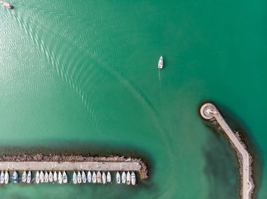 Balaton Gölü, dron üstten görünüm içinde beyaz Yelkenli tekneler