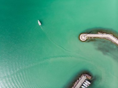 Balaton Gölü, dron üstten görünüm içinde beyaz Yelkenli tekneler