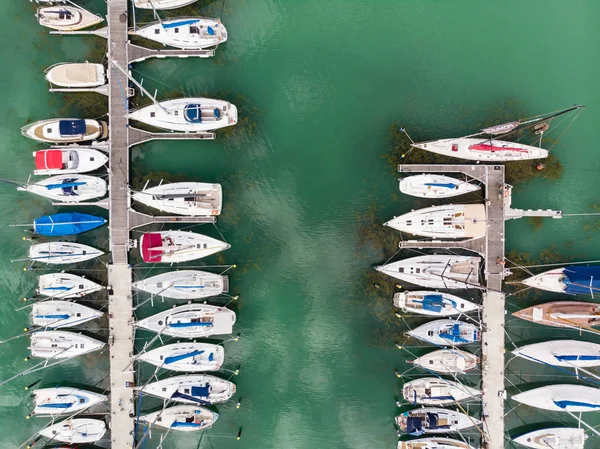 Balaton Gölü, dron üstten görünüm içinde beyaz Yelkenli tekneler