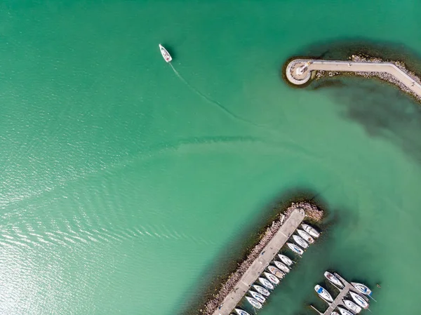 Balaton Gölü, dron üstten görünüm içinde beyaz Yelkenli tekneler