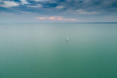 Bulut gökyüzü ile Lake Balaton içinde beyaz Yelkenli tekne