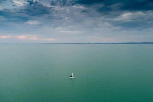 Bulut Gökyüzü Ile Lake Balaton Içinde Beyaz Yelkenli Tekne — Stok fotoğraf