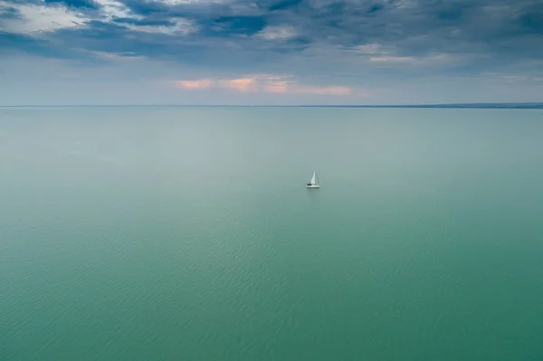 Barca Vela Bianca Nel Lago Balaton Con Cielo Nuvoloso — Foto Stock