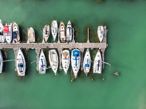Белые Парусные Лодки Озере Балатон Вид Сверху Беспилотника — стоковое фото