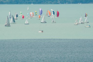 Balatonakarattya - 26 Temmuz: Yelkenli tekne rekabet 50. üzerinde th Kekszalag Şampiyonası at Lake Balaton üzerinde 26 Temmuz 2018 yılında Balatonakarattya, Macaristan.