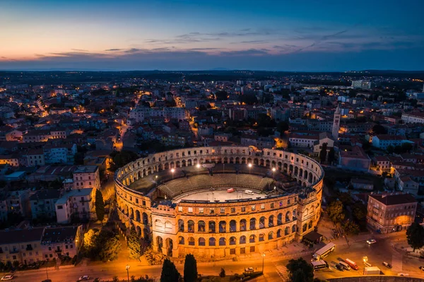罗马竞技场的空中相片在普拉 克罗地亚在晚上 — 图库照片