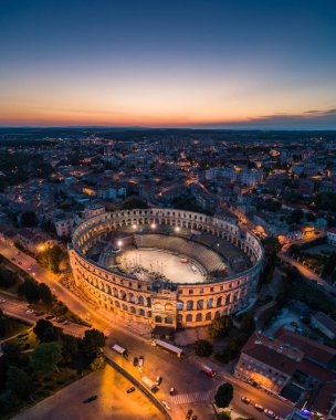 Hırvatistan 'ın Pula kentindeki Arena' nın gece çekilmiş hava fotoğrafı