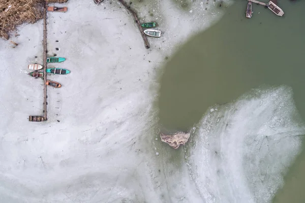 Вид Воздуха Замерзшее Зимнее Озеро Деревянным Пирсом — стоковое фото