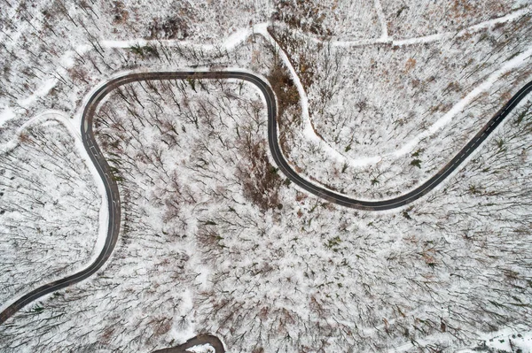 Zimą Droga Skręca Góry — Zdjęcie stockowe