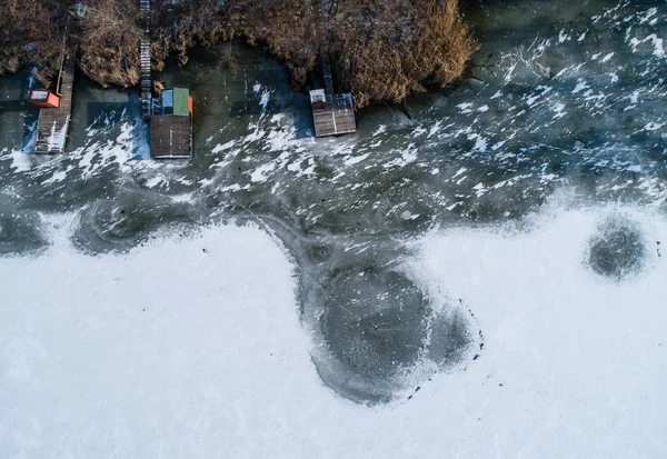 Vista Aérea Del Lago Congelado Invierno Con Casas Madera Muelle — Foto de Stock