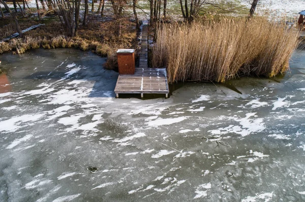 Flygfoto Över Vintern Fryst Lake Med Trähus Piren — Stockfoto