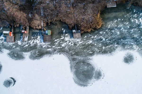 Вид Воздуха Замерзшее Зимнее Озеро Деревянными Домами Пирсе — стоковое фото