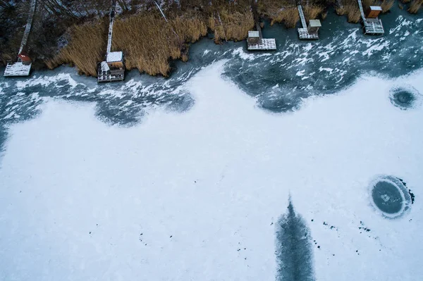 码头上有木结构房屋的冬季冰湖鸟图 — 图库照片