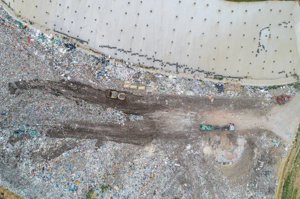 Śmieciarki Rozładunku Śmieci Składowiska Odpadów Drone Zdjęcie — Zdjęcie stockowe